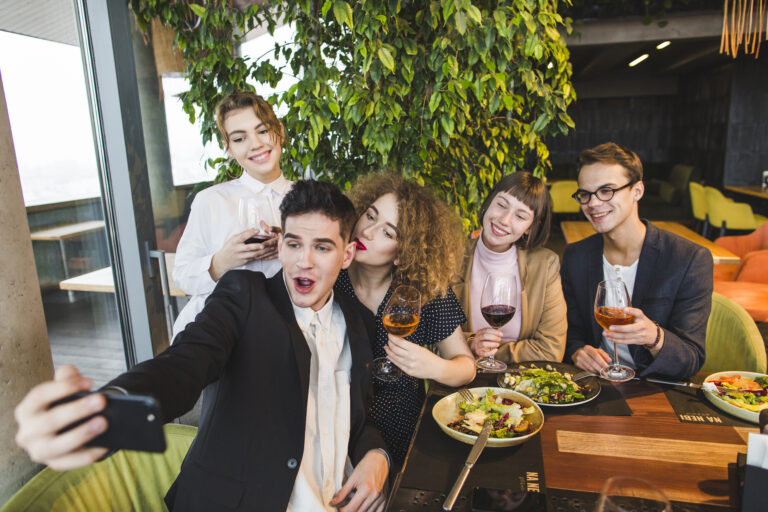 Digital Marketing vs Online Advertising: What Every Restaurant Must Know